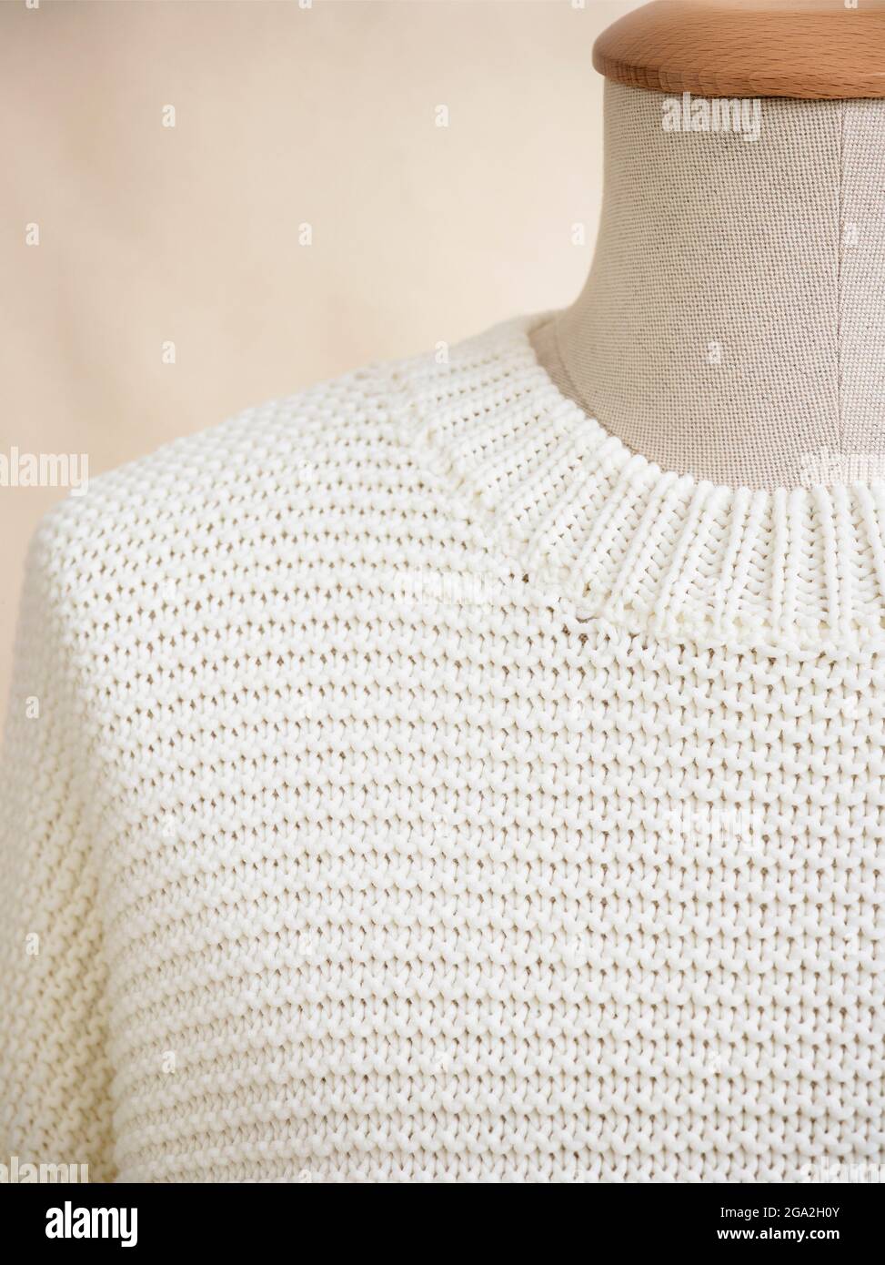 Maglione a maglia bianca su manichino; Studio Foto Stock