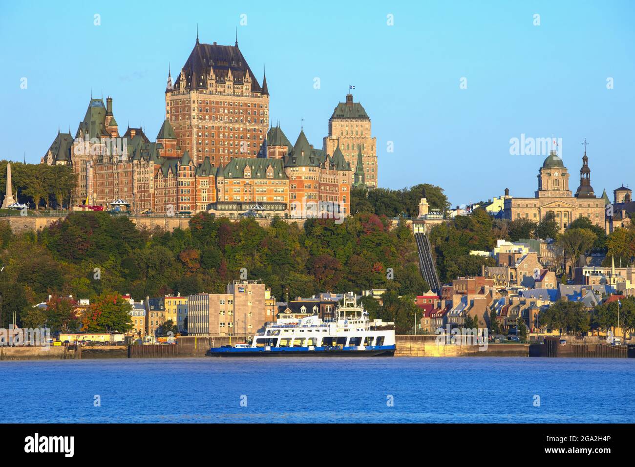 Chateau Frontenac e una barca sul fiume San Lorenzo; Quebec City, Quebec, Canada Foto Stock