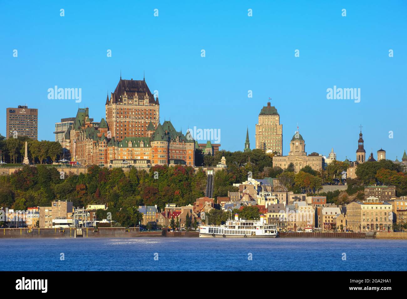 Chateau Frontenac e una barca sul fiume San Lorenzo; Quebec City, Quebec, Canada Foto Stock