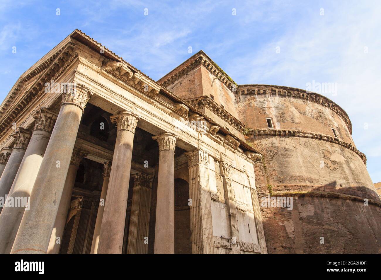 Primo piano dell'antico Pantheon (in precedenza un tempio romano ora Chiesa cattolica romana) con colonne corinzie che sostengono il portico e l'attache... Foto Stock
