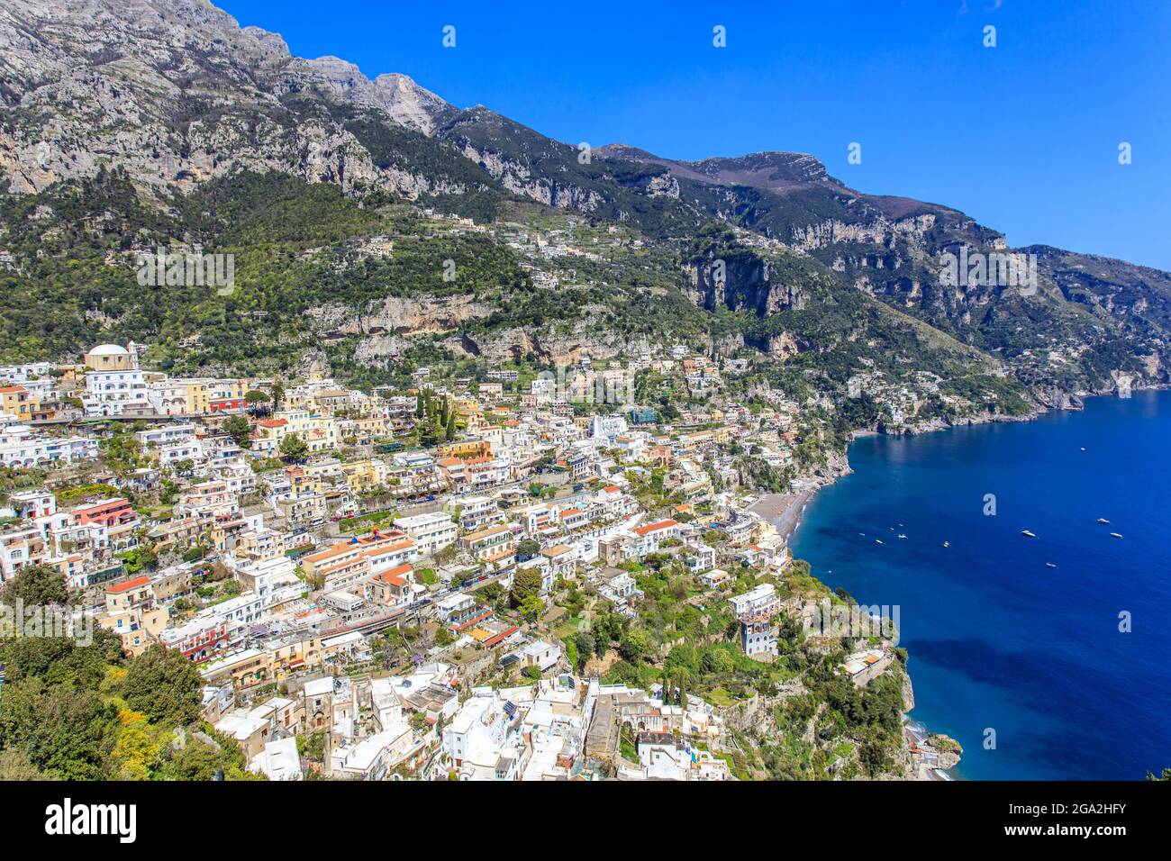 Vista aerea dei colorati edifici lungo la Costiera Amalfitana sulla Penisola Sorrentina in Campania; Amalfi, Provincia di Salerno, Italia Foto Stock