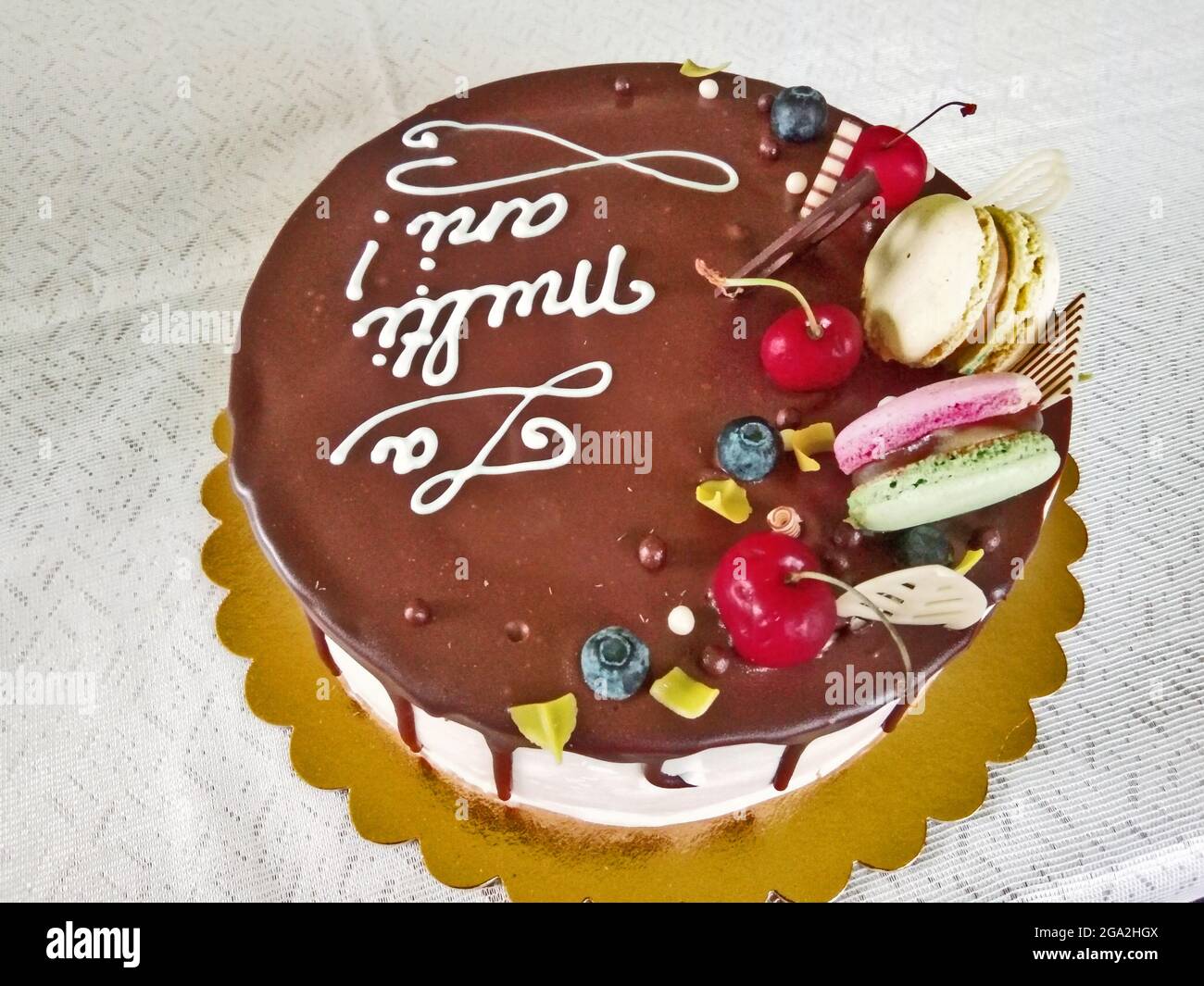 torta al cioccolato con frutta - gustosa Foto Stock