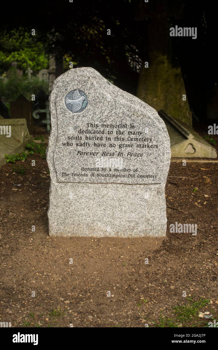 Una lapide commemorativa di quelle sepolte in tombe non marcate nel Southampton Old Cemetery a Southampton Common, Hampshire, Inghilterra. Foto Stock