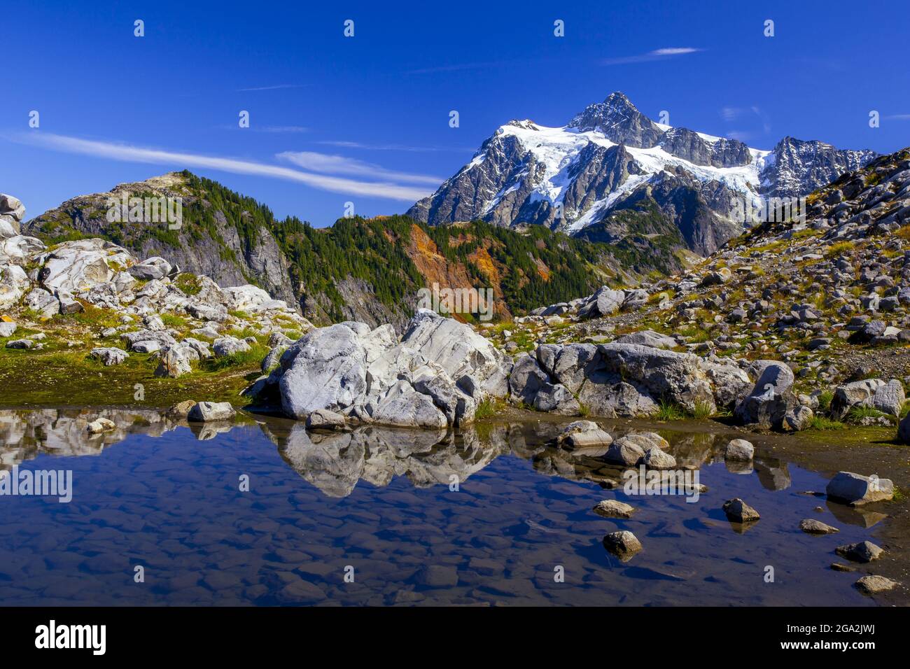 Mount Shuksan visto dalla Mount Baker National Recreation Area; Washington, Stati Uniti d'America Foto Stock