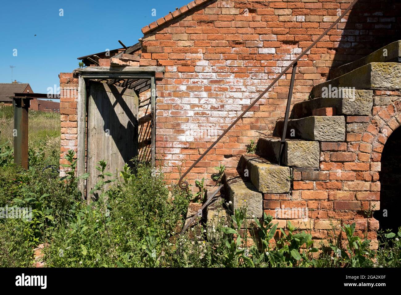 Scalini di pietra su un edificio abbandonato fattoria Foto Stock