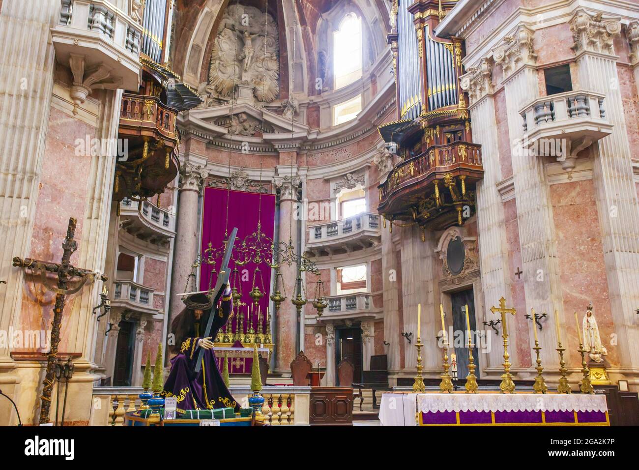 L'altare maggiore ornato della Basilica del Palazzo Mafra e Convento con la sua serie storica di organi a tubo sopra e una scultura raffigurante Gesù ... Foto Stock