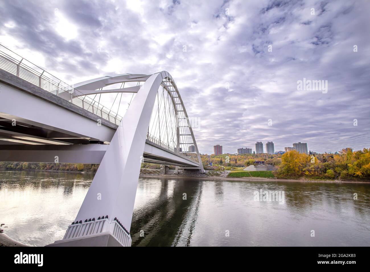 Walterdale Bridge attraversa il fiume North Saskatchewan nella città di Edmonton in autunno; Edmonton, Alberta, Canada Foto Stock