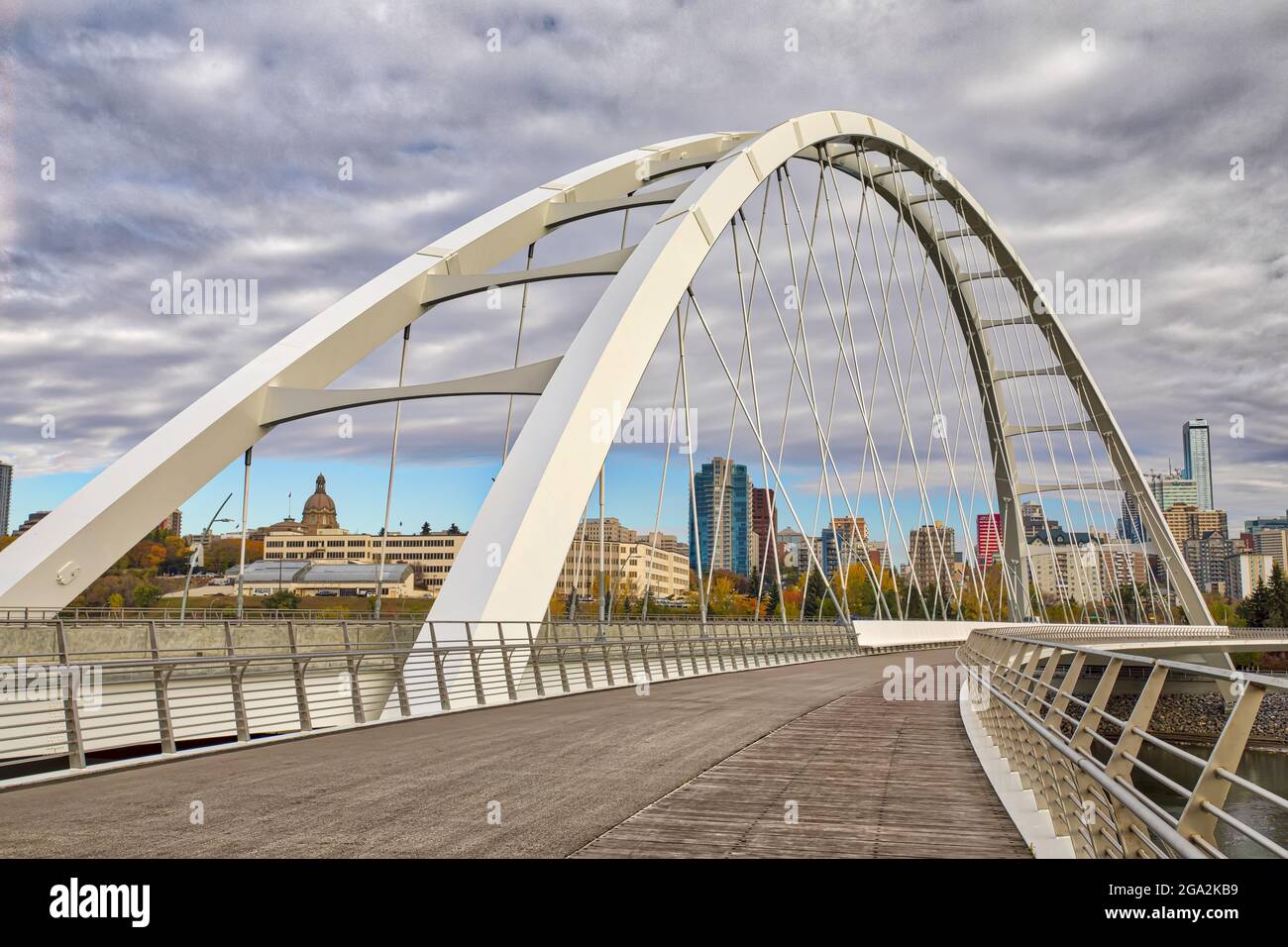 Walterdale Bridge attraversa il fiume North Saskatchewan nella città di Edmonton; Edmonton, Alberta, Canada Foto Stock