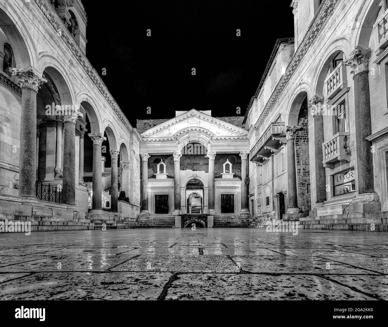 Palazzo di Diocleziano dell'Imperatore Romano, che mostra la piazza principale del palazzo, Peristil, illuminata di notte con il Mausoleo di Diocleziano trasformato Cattedrale, Cat.. Foto Stock