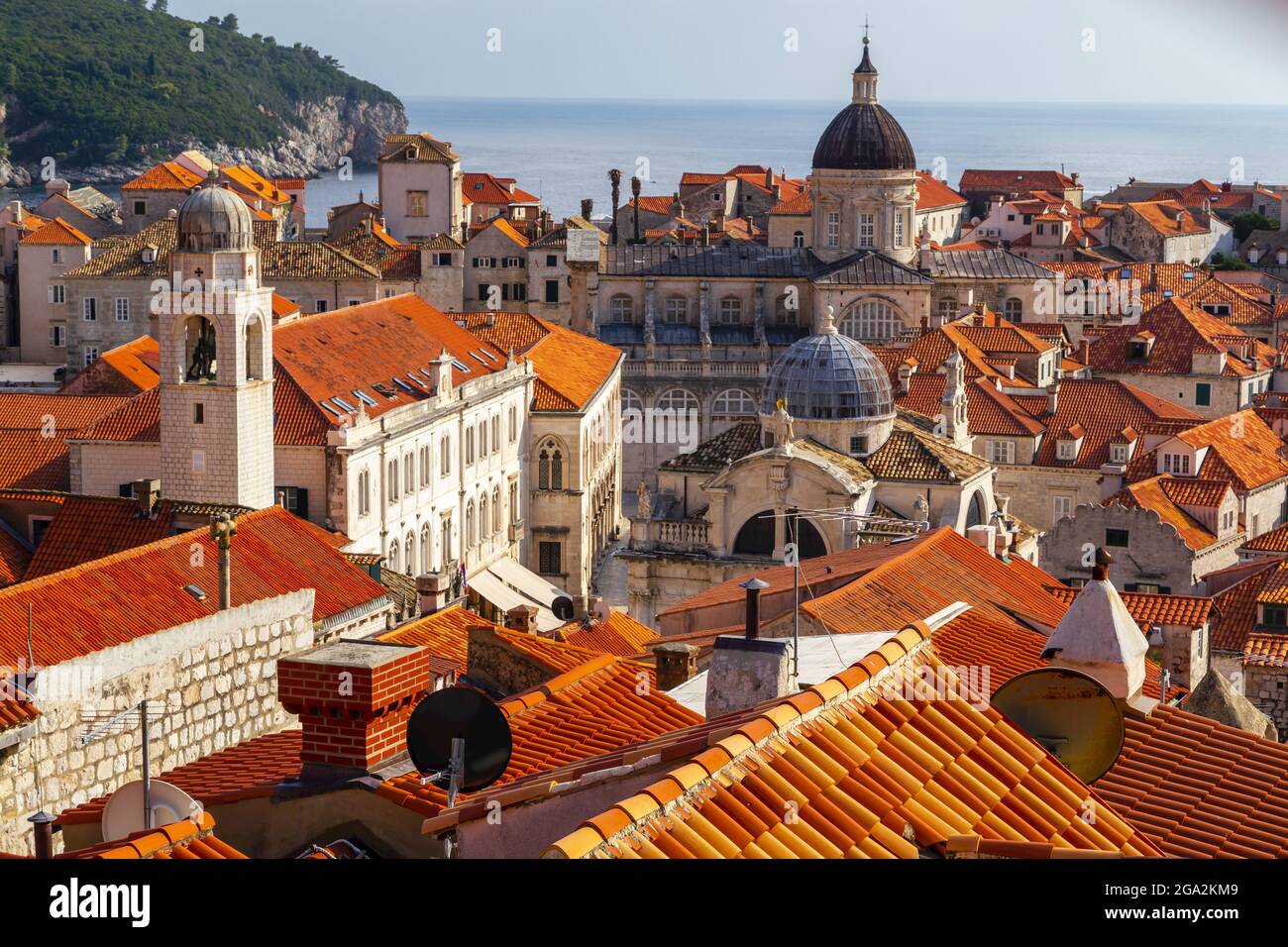 Cupole della Torre dell'Orologio, Chiesa di San Biagio e Cattedrale di Dubrovnik tra i tetti in terracotta della Città Vecchia che si affacciano sul Mare Adriatico Foto Stock