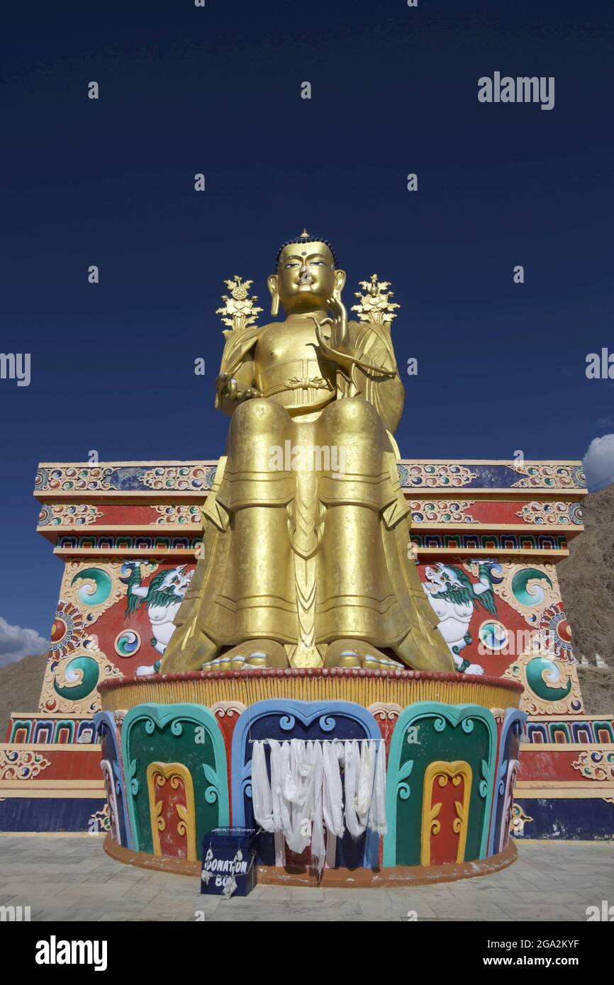 Statua gigante placcata oro di un Buddha seduto al Monastero di Likir sopra la valle Indus, nelle montagne Himalayane, Jammu e Kashmir Foto Stock