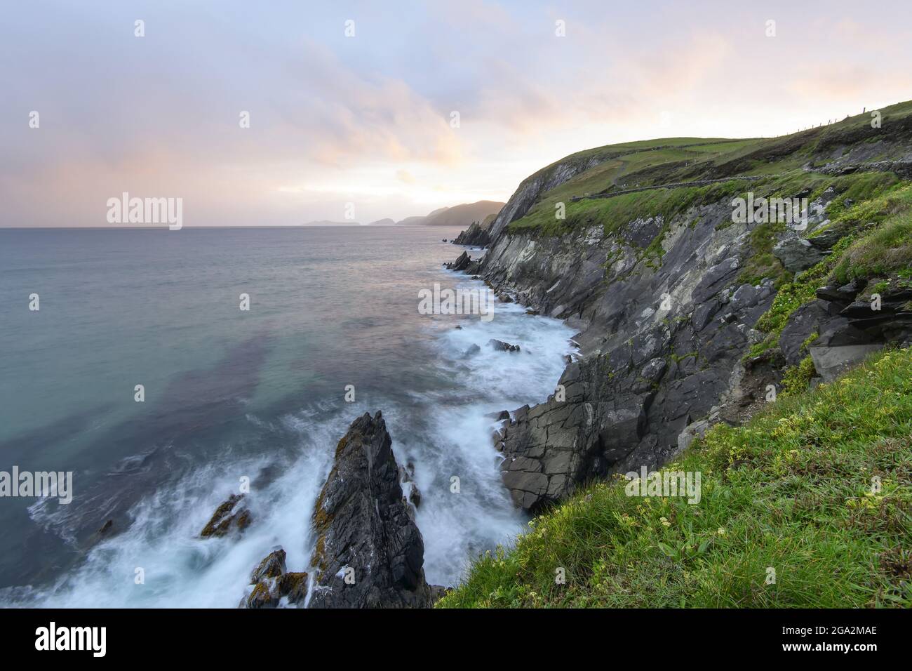 Tramonto a Slea Head promontorio lungo la costa atlantica che domina l'oceano sulla penisola di Dingle; Contea di Kerry, Irlanda Foto Stock