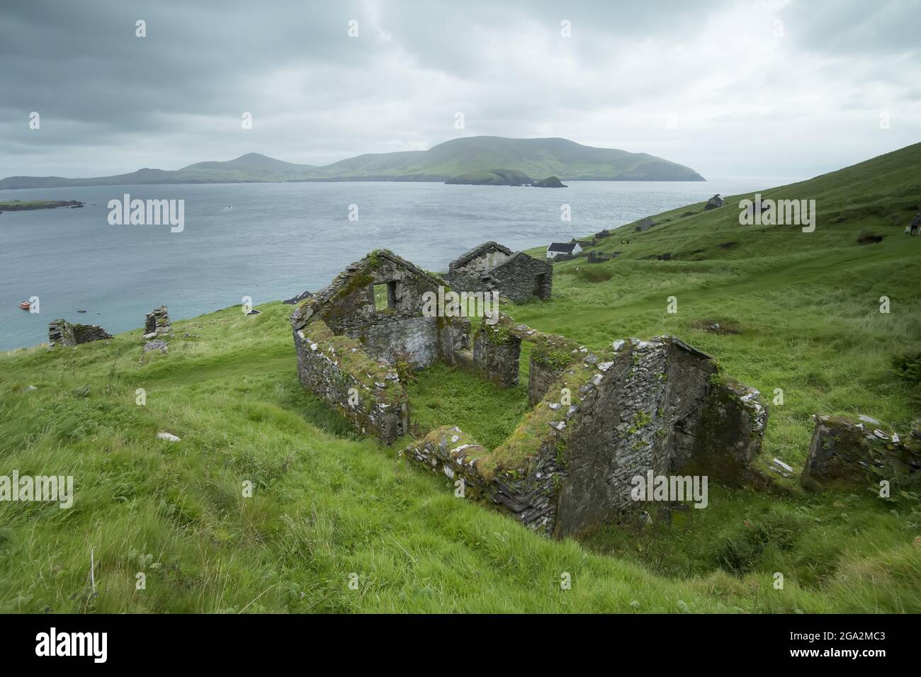 Rovine di pietra del villaggio abbandonato sulla Great Blasket Island (famosa per le memorie di lingua irlandese del 19th e del 20th secolo) Foto Stock
