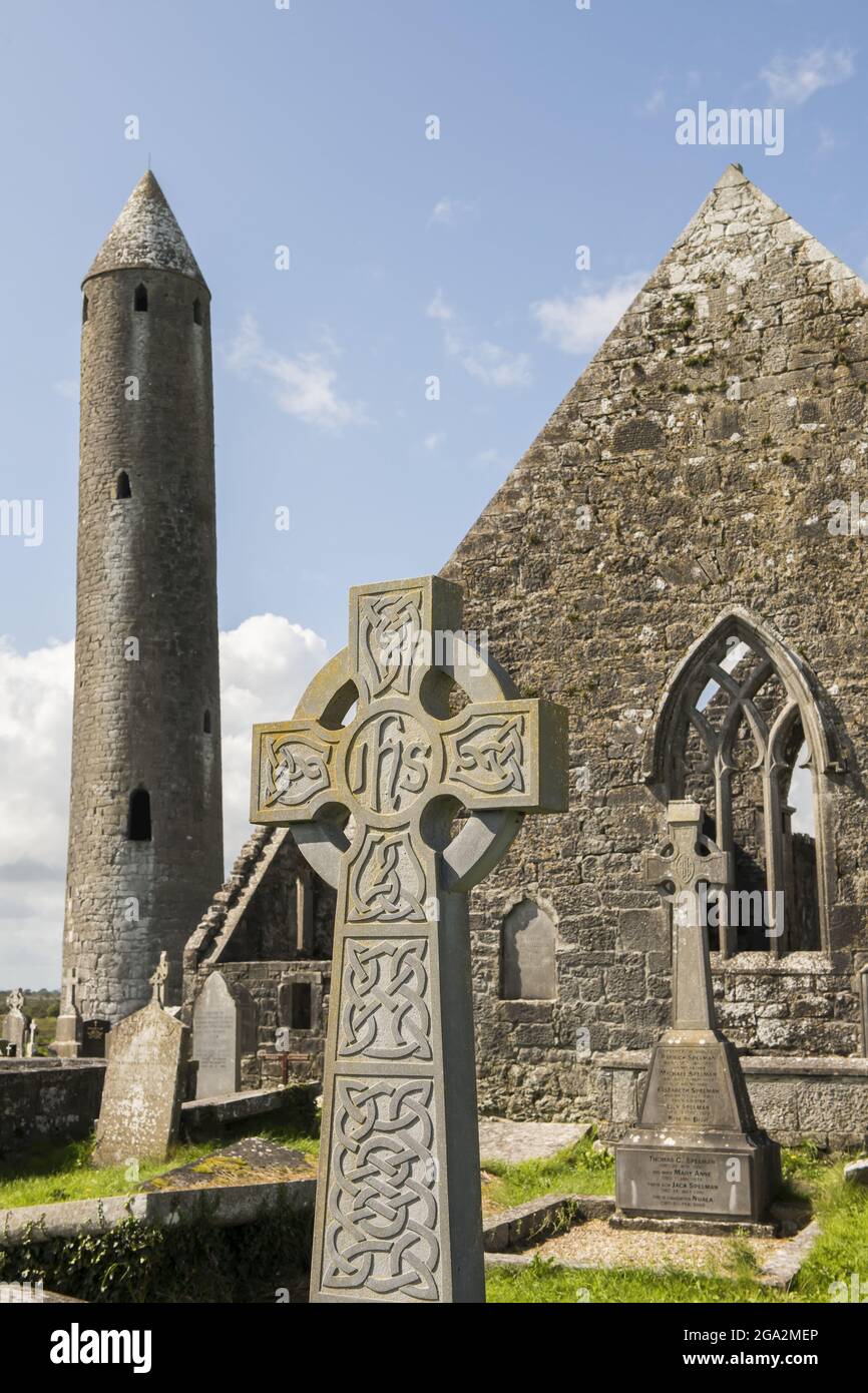 Le rovine dell'antica Abbazia di Kilmacduagh (fondata da Colman mac Duach nel 7th secolo come monastero, 13th secolo come abbazia agostiniana)... Foto Stock