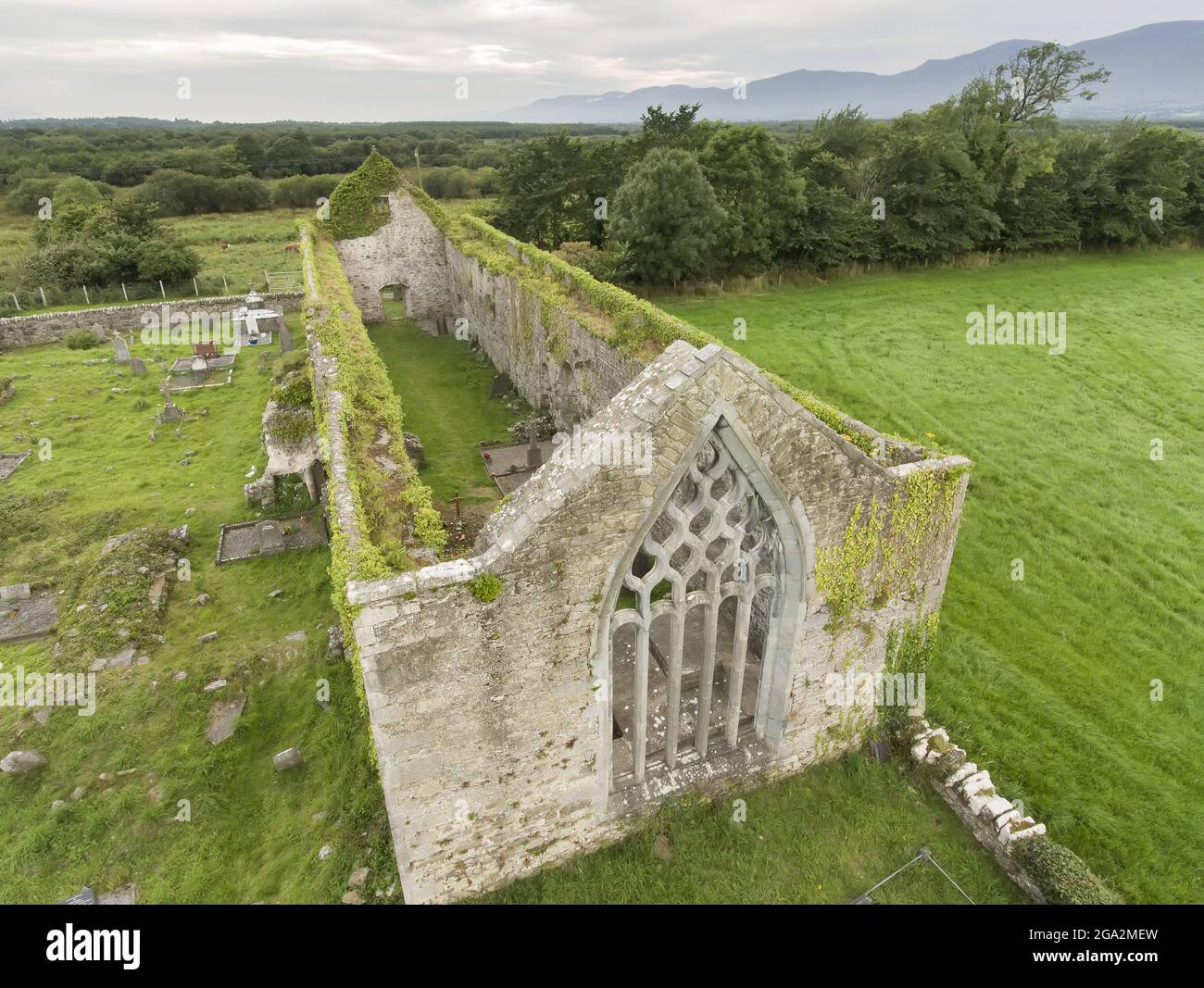 Vista aerea delle rovine del 13th secolo Agostiniano, Abbazia di Killagha; Milltown, Contea di Kerry, Irlanda Foto Stock