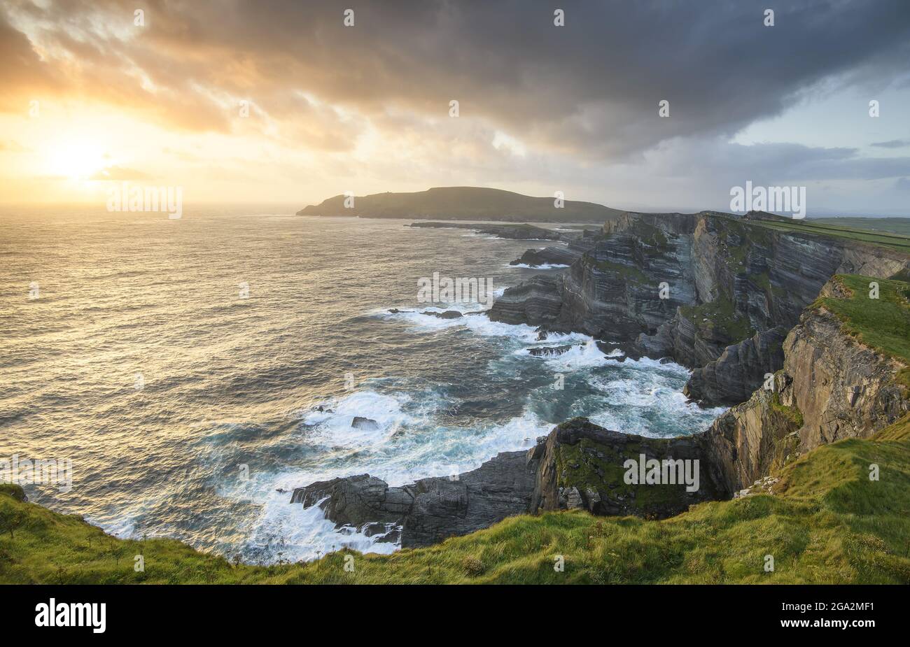 Vista spettacolare delle scogliere di Kerry e dell'Oceano Atlantico al tramonto; contea di Kerry, Irlanda Foto Stock