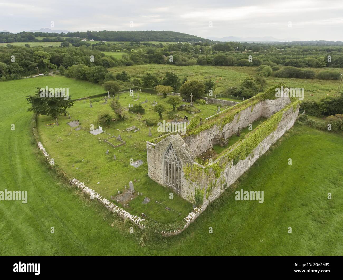 Vista aerea delle rovine del 13th secolo Agostiniano, Abbazia di Killagha; Milltown, Contea di Kerry, Irlanda Foto Stock