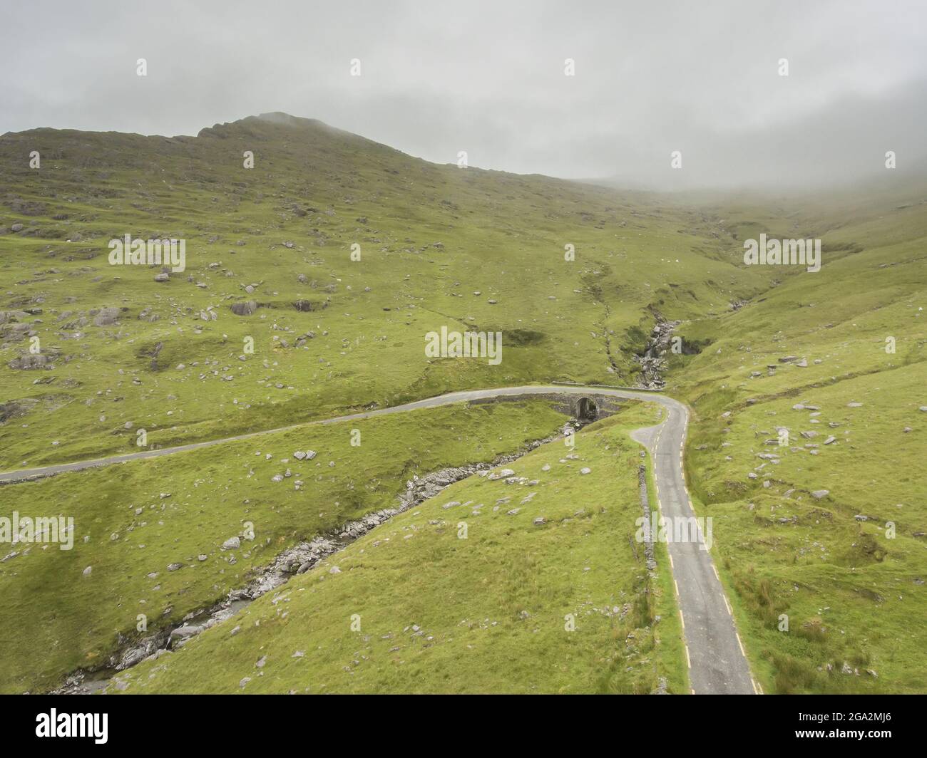 Vista aerea della tortuosa strada montagnosa rurale (R574) sul Ring of Beara; Contea di Kerry, Irlanda Foto Stock