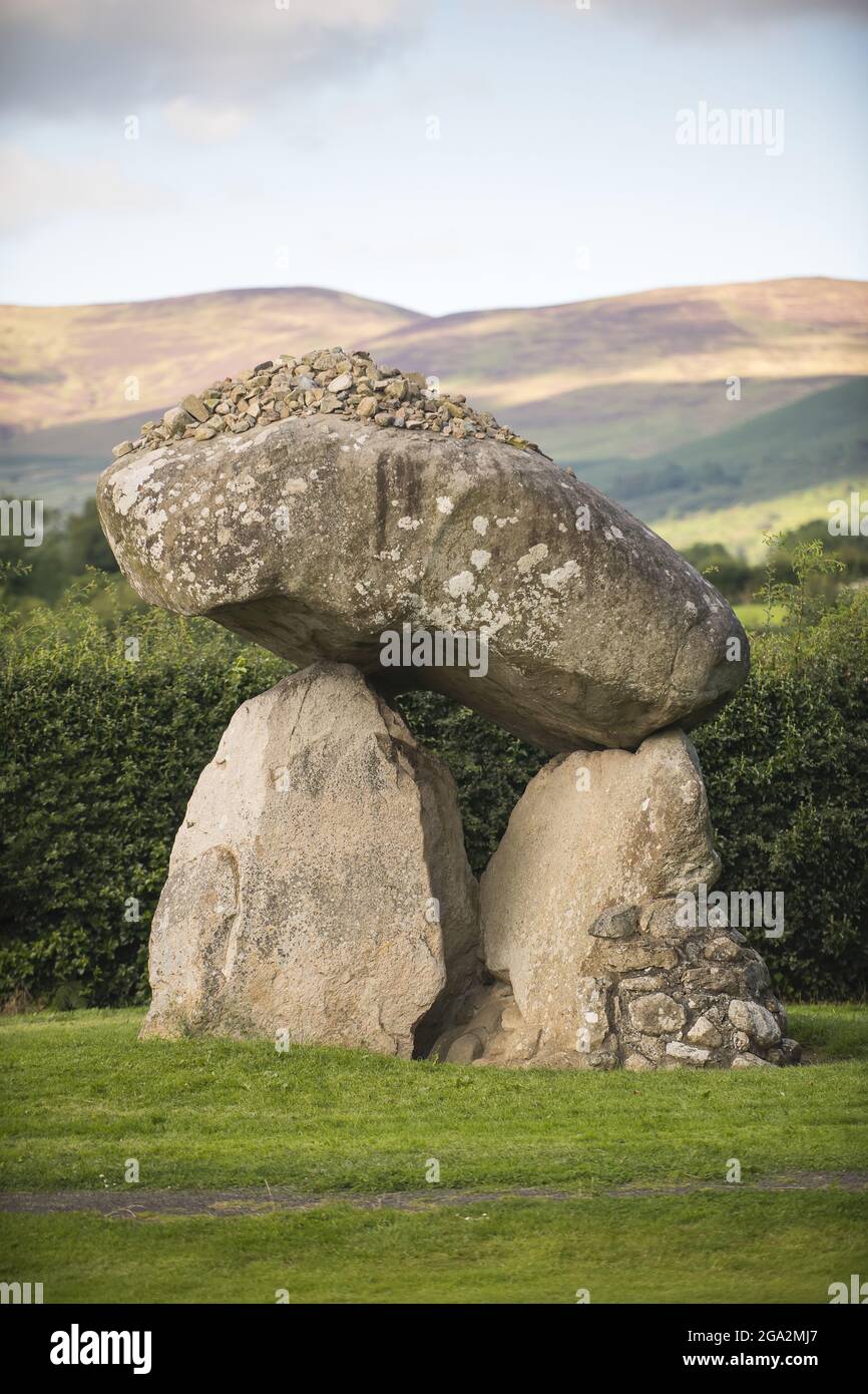 Resti dell'antica Tomb Proleek Dolmen Portal sui terreni del campo da golf Ballymascanlon Hotel; Ballymascanlon, County Louth, Irlanda Foto Stock