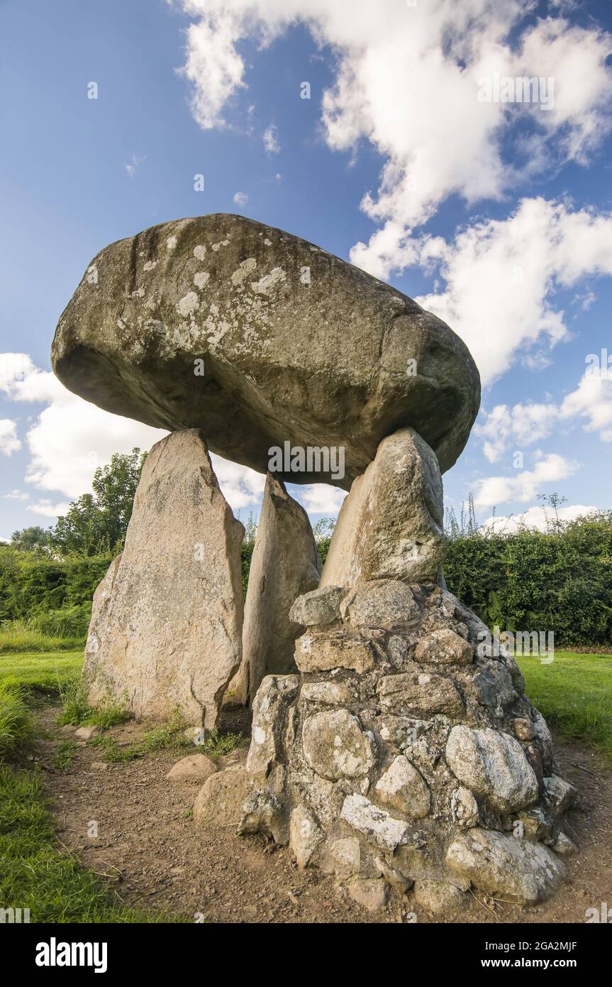 Resti dell'antica Tomb Proleek Dolmen Portal sui terreni del campo da golf Ballymascanlon Hotel; Ballymascanlon, County Louth, Irlanda Foto Stock