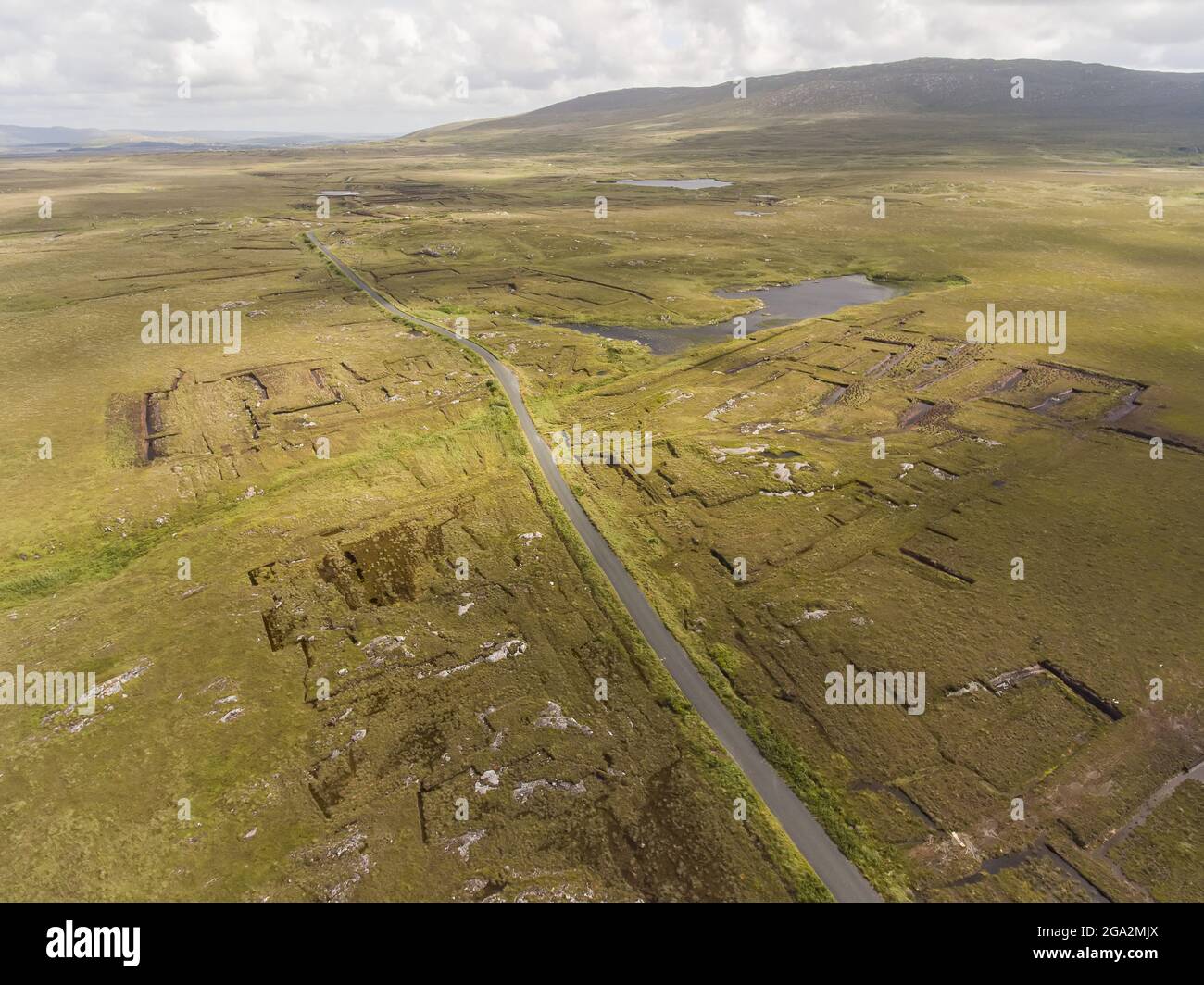 Vista aerea della Bog Road (Bothar na Scrathog) che conduce attraverso torbiere tagliate a Connemara; Carraroe, County Galway, Irlanda Foto Stock
