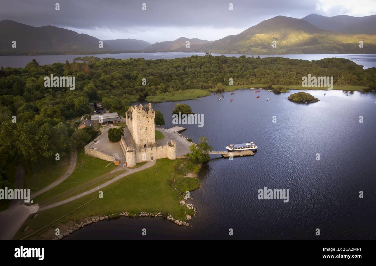 Vista aerea del castello di Ross su un'insenatura di Lough Leane nel Parco Nazionale di Killarney; Killarney, Contea di Kerry, Irlanda Foto Stock