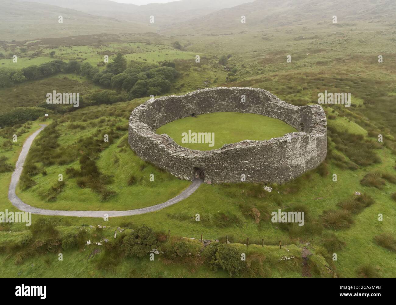 Vista aerea di Staigue, un forte ad anello irlandese preistorico e popolare attrazione turistica lungo il Ring of Kerry; County Kerry, Irlanda Foto Stock