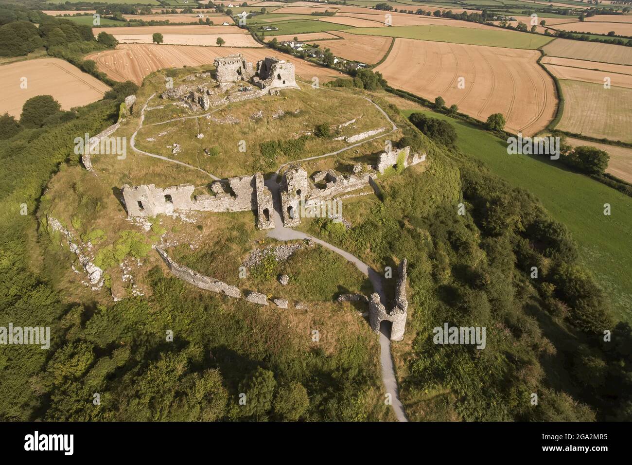 Vista aerea delle antiche rovine del Castello di Dunamase e roccaforte che si trova in cima alla Rocca di Dunamase con i terreni agricoli circostanti Foto Stock