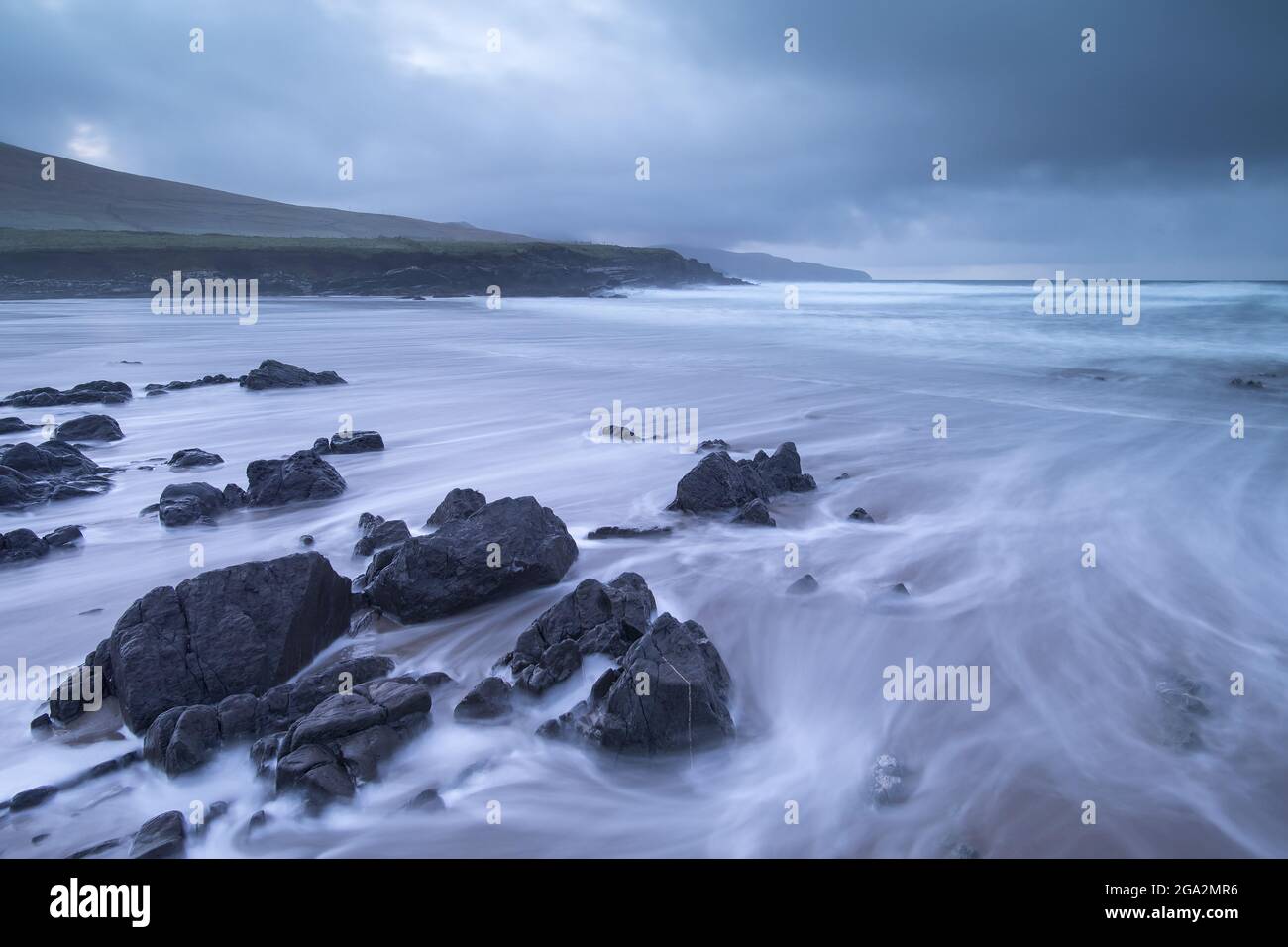 Spiaggia e cielo tempestoso a St Finian's Bay (The Glen) sull'Oceano Atlantico lungo lo Skellig Ring; County Kerry, Irlanda Foto Stock