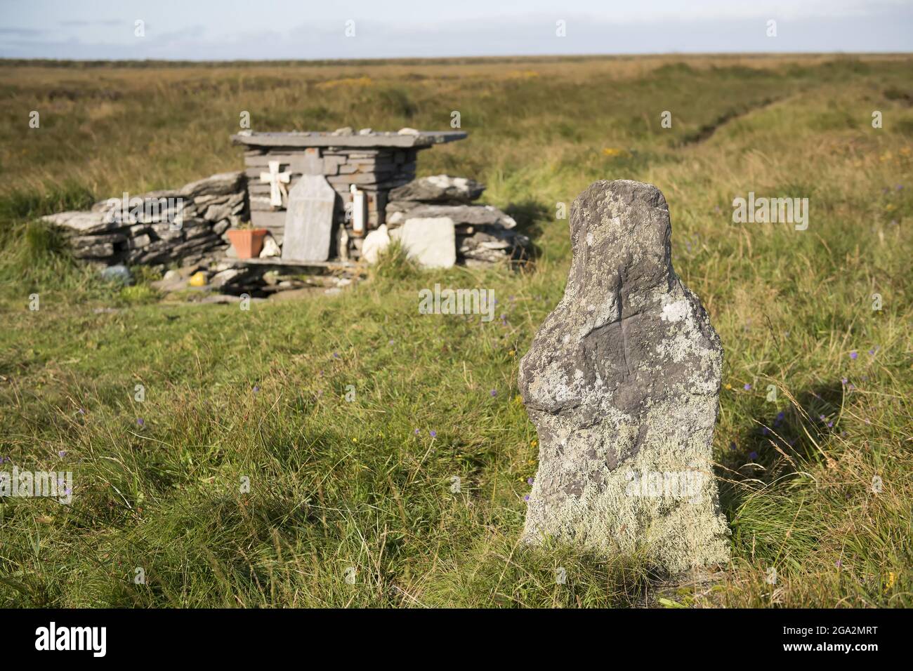 Altare e pietra in piedi nel sito antico del pozzo Santo di San Brendan; Valentia Island, Contea di Kerry, Irlanda Foto Stock