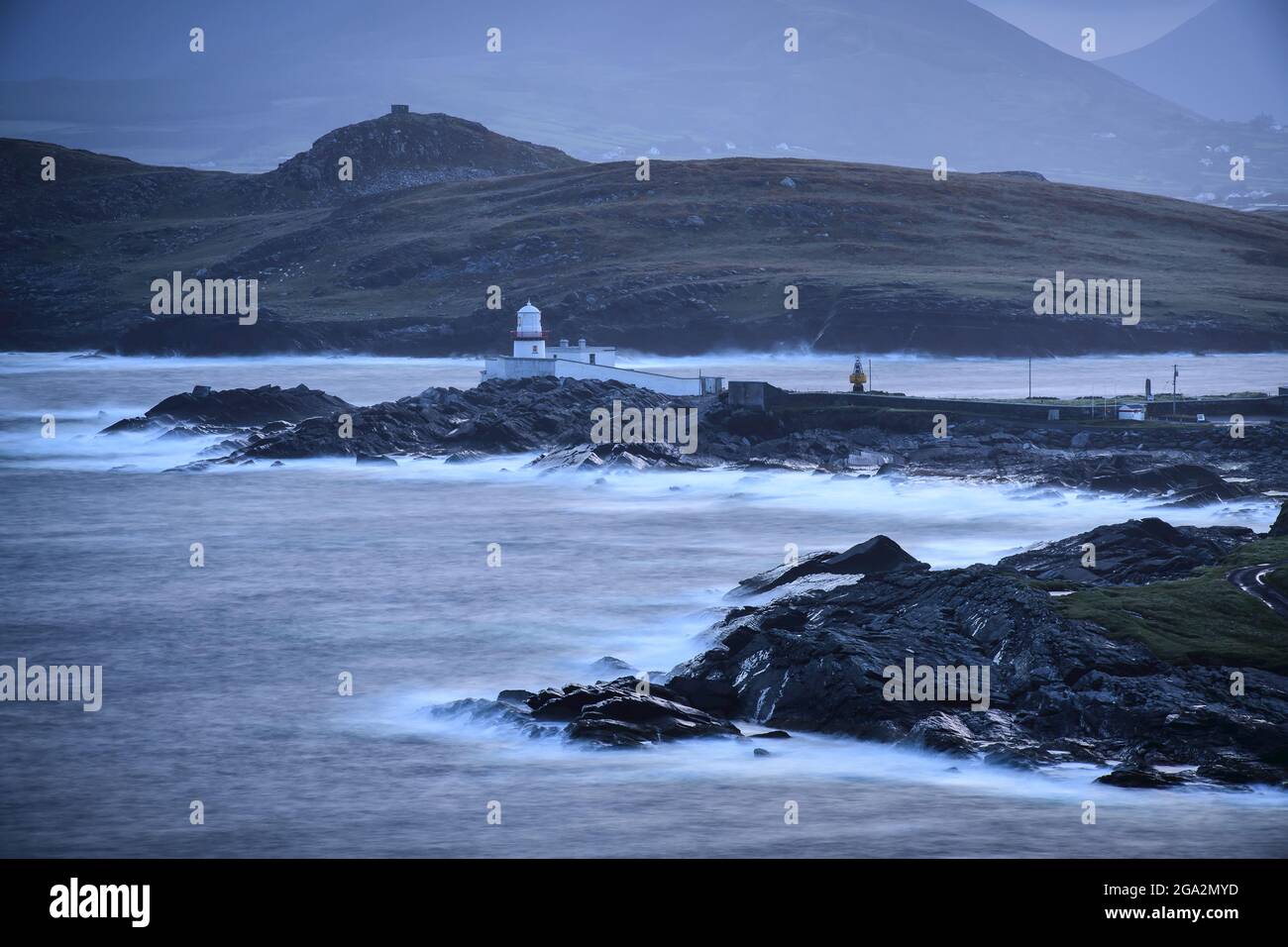 Onde che si infrangono nelle ore precedenti l'alba al faro di Valentia Island a Cromwell Point, costruito sul sito del 17th secolo Cromwell Fleetwood Fort Foto Stock