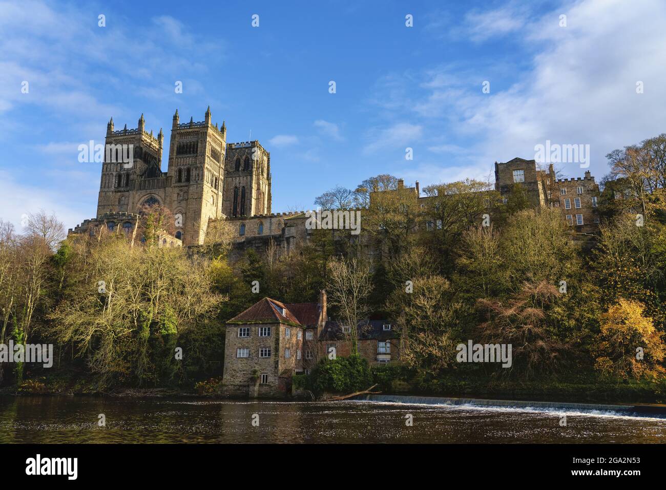 Storica cattedrale di Durham lungo il fiume Wear; Durham, Inghilterra Foto Stock