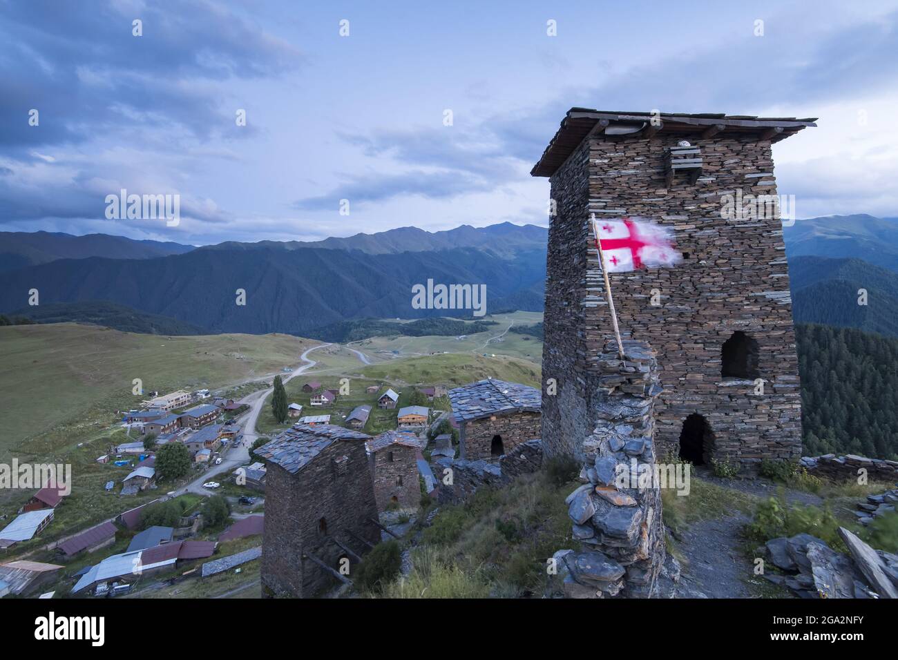 La fortezza medievale e le case a torre di Keselo si affacciano sul villaggio di Omalo nel Parco Nazionale Tusheti; Omalo, Kakheti, Georgia Foto Stock