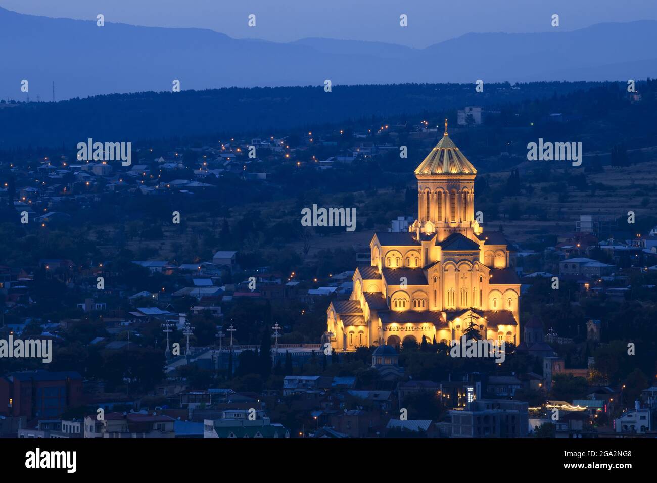 La Cattedrale della Santissima Trinità di Tbilisi (Sameba), una chiesa tradizionale del 21st secolo situato sulla collina di Elia nel quartiere storico di Avlabari... Foto Stock