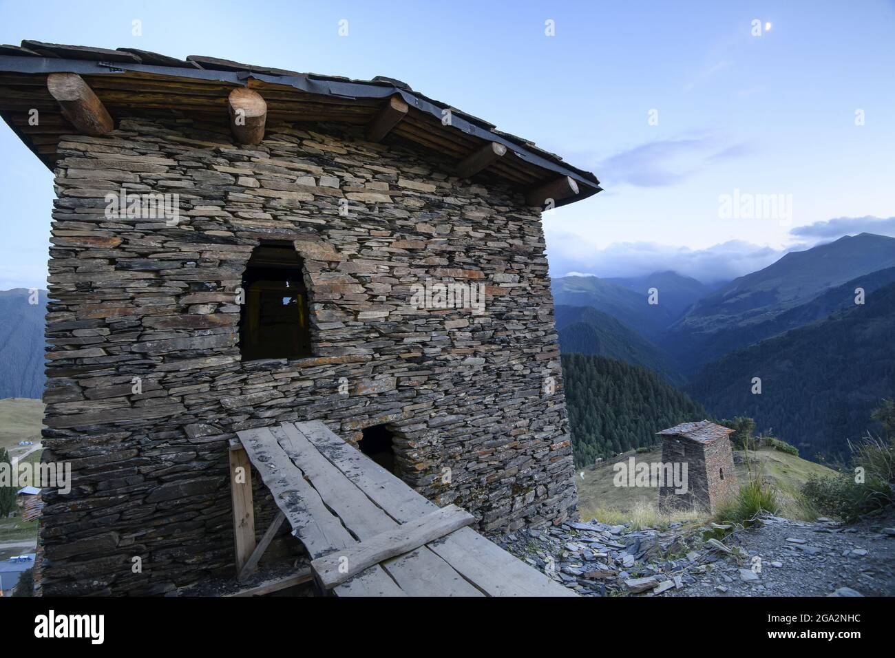 La fortezza medievale e le case a torre di Keselo si affacciano sul villaggio di Omalo nel Parco Nazionale Tusheti; Omalo, Kakheti, Georgia Foto Stock