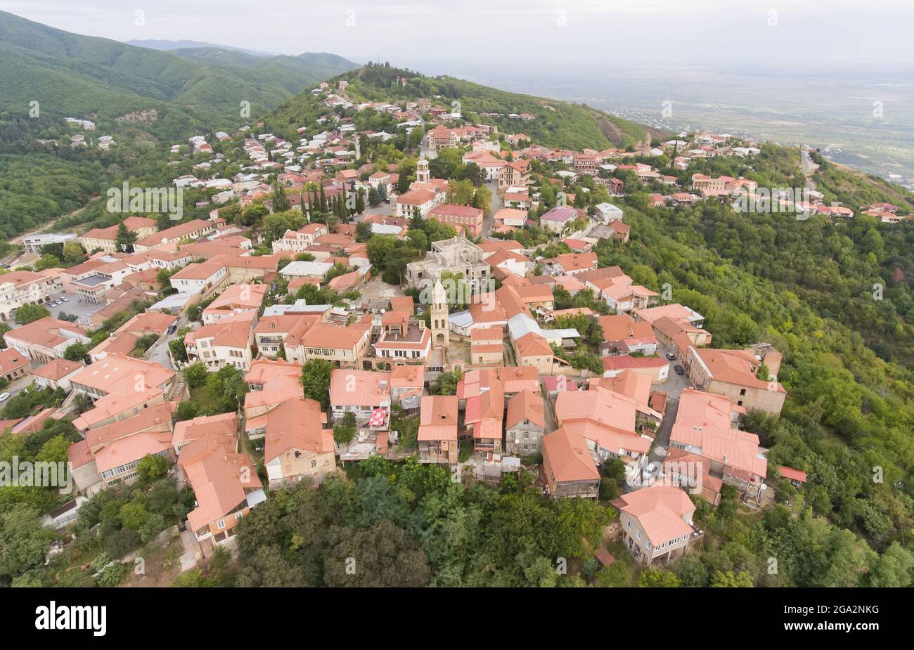 Veduta aerea della storica cittadina montagnosa di Signagi con i suoi tetti rossi in argilla che si affacciano sulle montagne del Caucaso maggiore nella Georgia orientale Foto Stock