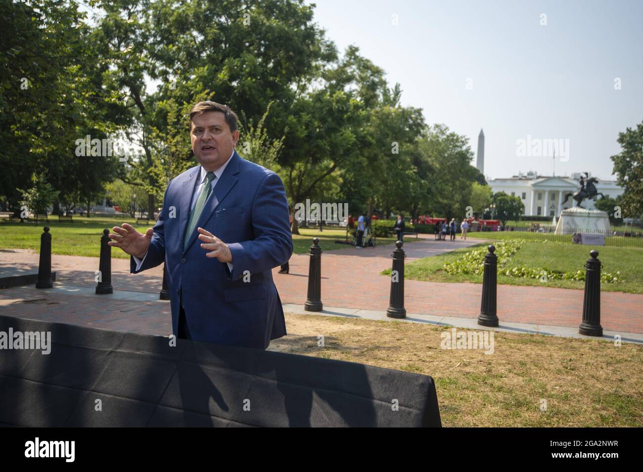 Washington, Stati Uniti. 28 luglio 2021. La White House Historical Association e il National Parks Service onorano il compleanno della ex prima signora Jacqueline Kennedy svelando tre marcatori storici in Lafayette Square raccontando il coinvolgimento del lavoro degli schiavi nella costruzione della Casa Bianca, La storia delle prime dimostrazioni di emendamento a Lafayette Square e la vita di Jacqueline Kennedy a Washington, DC mercoledì 28 luglio 2021. Kennedy fondò l'associazione nel 1961. Foto di Bonnie Cash/UPI Credit: UPI/Alamy Live News Foto Stock