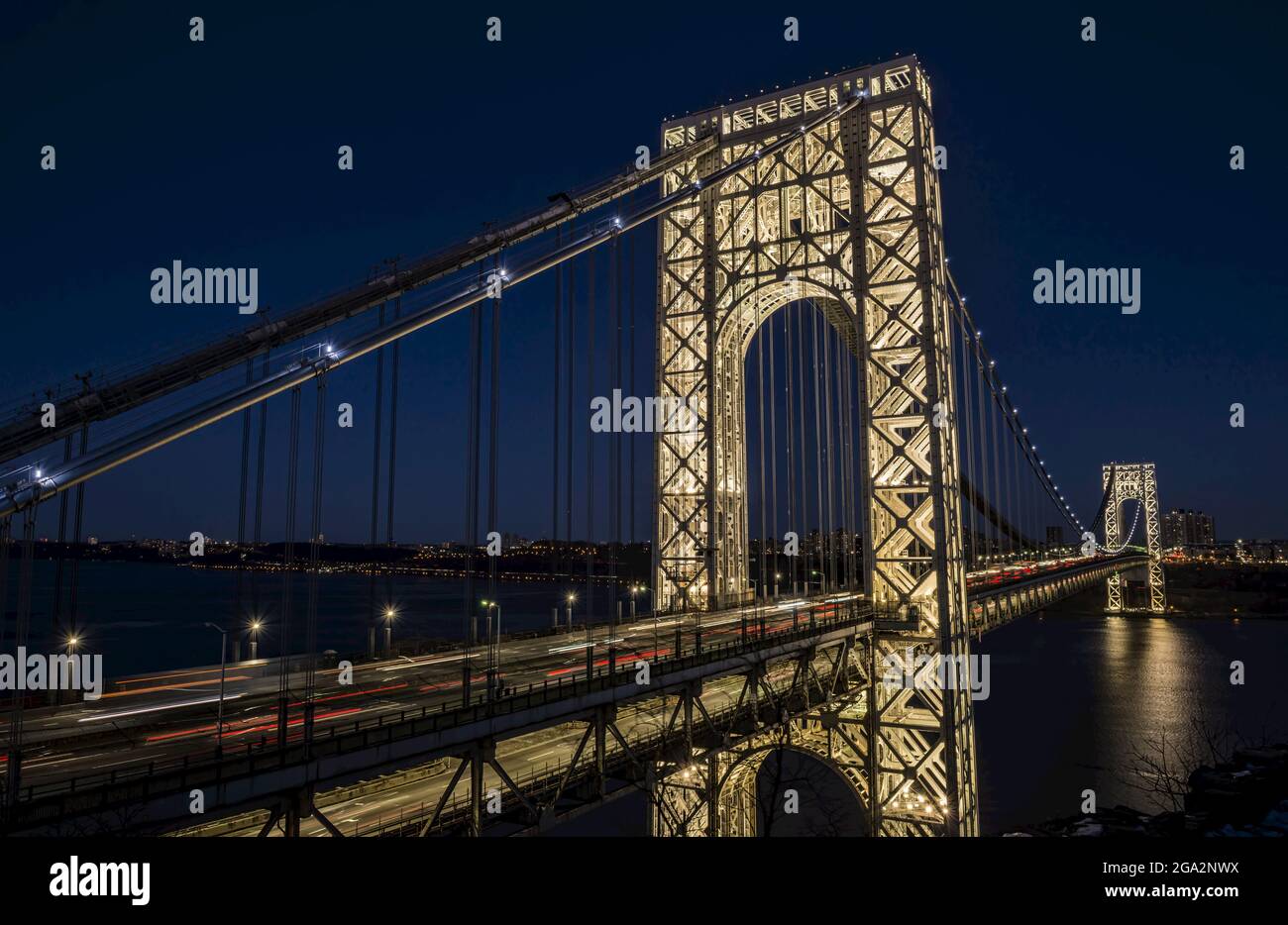 George Washington Bridge (illuminato appositamente per Martin Luther King Jr. Day) attraversa il fiume Hudson fino a Manhattan di notte Foto Stock