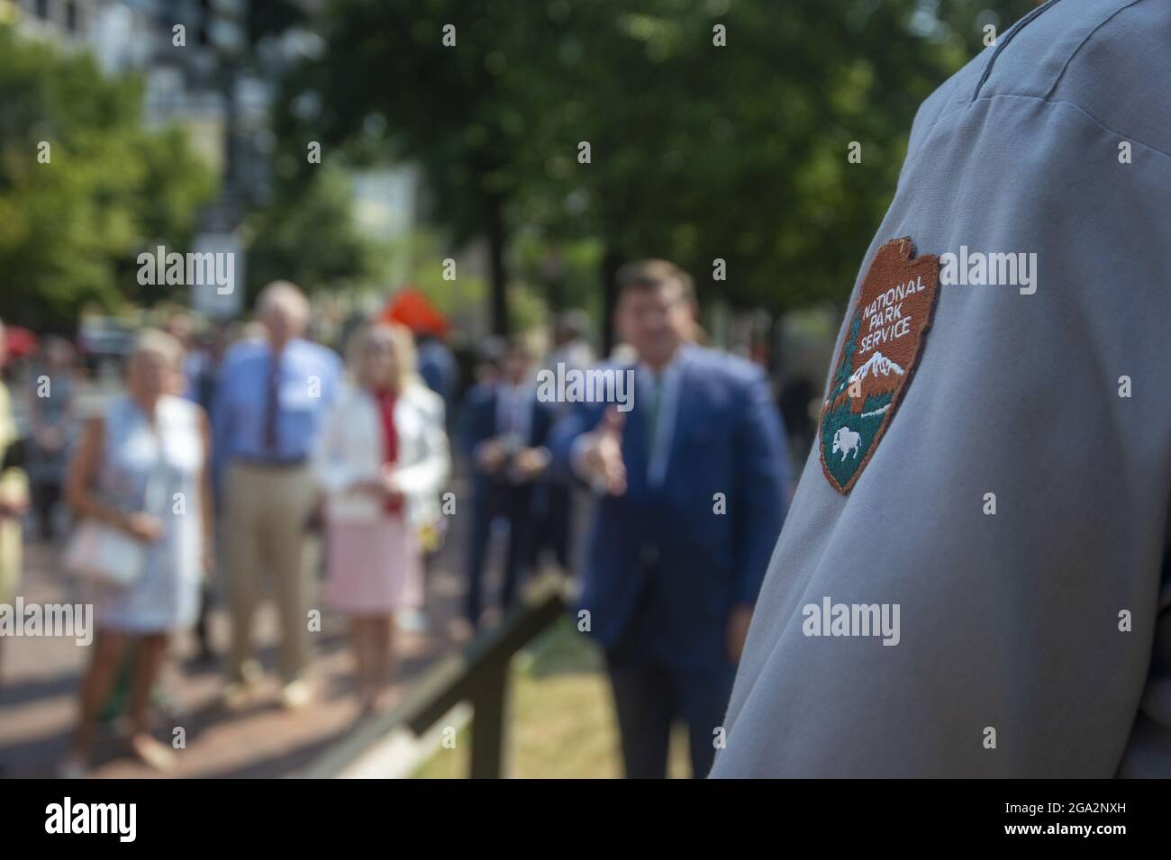 Washington, Stati Uniti. 28 luglio 2021. La White House Historical Association e il National Parks Service onorano il compleanno della ex prima signora Jacqueline Kennedy svelando tre marcatori storici in Lafayette Square raccontando il coinvolgimento del lavoro degli schiavi nella costruzione della Casa Bianca, La storia delle prime dimostrazioni di emendamento a Lafayette Square e la vita di Jacqueline Kennedy a Washington, DC mercoledì 28 luglio 2021. Kennedy fondò l'associazione nel 1961. Foto di Bonnie Cash/UPI Credit: UPI/Alamy Live News Foto Stock