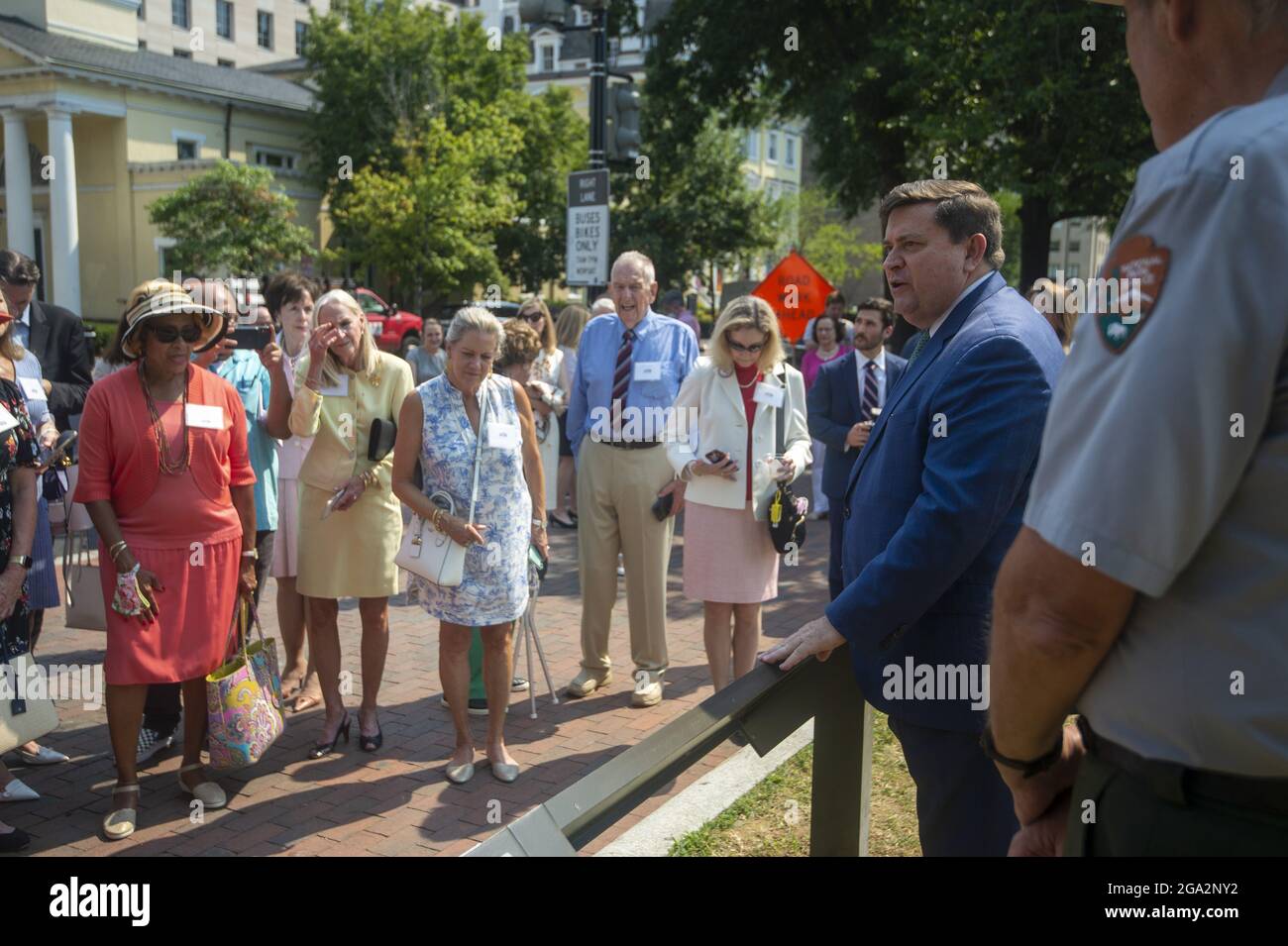 Washington, Stati Uniti. 28 luglio 2021. La White House Historical Association e il National Parks Service onorano il compleanno della ex prima signora Jacqueline Kennedy svelando tre marcatori storici in Lafayette Square raccontando il coinvolgimento del lavoro degli schiavi nella costruzione della Casa Bianca, La storia delle prime dimostrazioni di emendamento a Lafayette Square e la vita di Jacqueline Kennedy a Washington, DC mercoledì 28 luglio 2021. Kennedy fondò l'associazione nel 1961. Foto di Bonnie Cash/UPI Credit: UPI/Alamy Live News Foto Stock