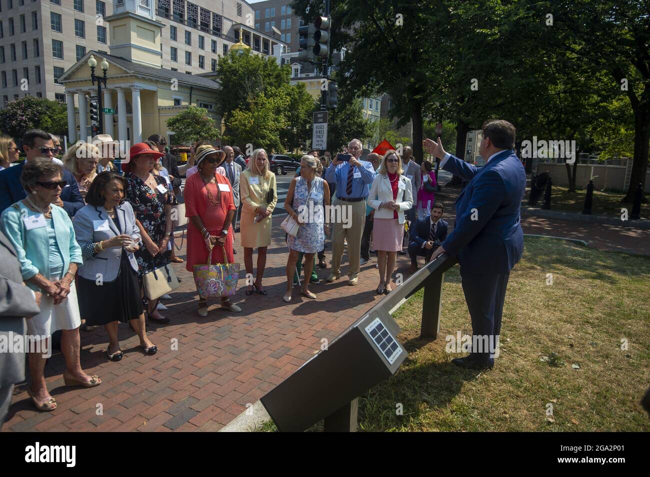 Washington, Stati Uniti. 28 luglio 2021. La White House Historical Association e il National Parks Service onorano il compleanno della ex prima signora Jacqueline Kennedy svelando tre marcatori storici in Lafayette Square raccontando il coinvolgimento del lavoro degli schiavi nella costruzione della Casa Bianca, La storia delle prime dimostrazioni di emendamento a Lafayette Square e la vita di Jacqueline Kennedy a Washington, DC mercoledì 28 luglio 2021. Kennedy fondò l'associazione nel 1961. Foto di Bonnie Cash/UPI Credit: UPI/Alamy Live News Foto Stock