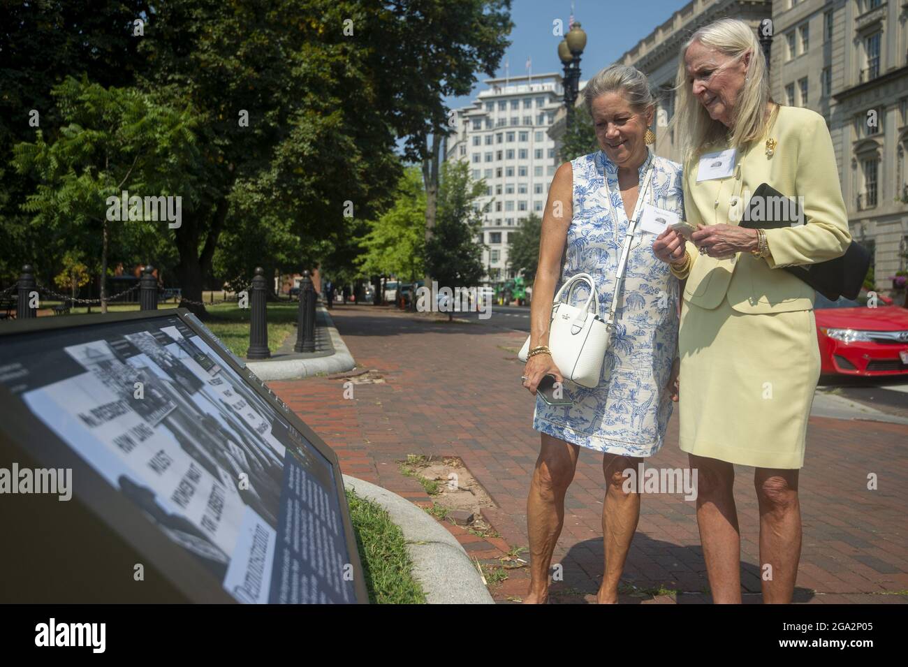 Washington, Stati Uniti. 28 luglio 2021. La White House Historical Association e il National Parks Service onorano il compleanno della ex prima signora Jacqueline Kennedy svelando tre marcatori storici in Lafayette Square raccontando il coinvolgimento del lavoro degli schiavi nella costruzione della Casa Bianca, La storia delle prime dimostrazioni di emendamento a Lafayette Square e la vita di Jacqueline Kennedy a Washington, DC mercoledì 28 luglio 2021. Kennedy fondò l'associazione nel 1961. Foto di Bonnie Cash/UPI Credit: UPI/Alamy Live News Foto Stock