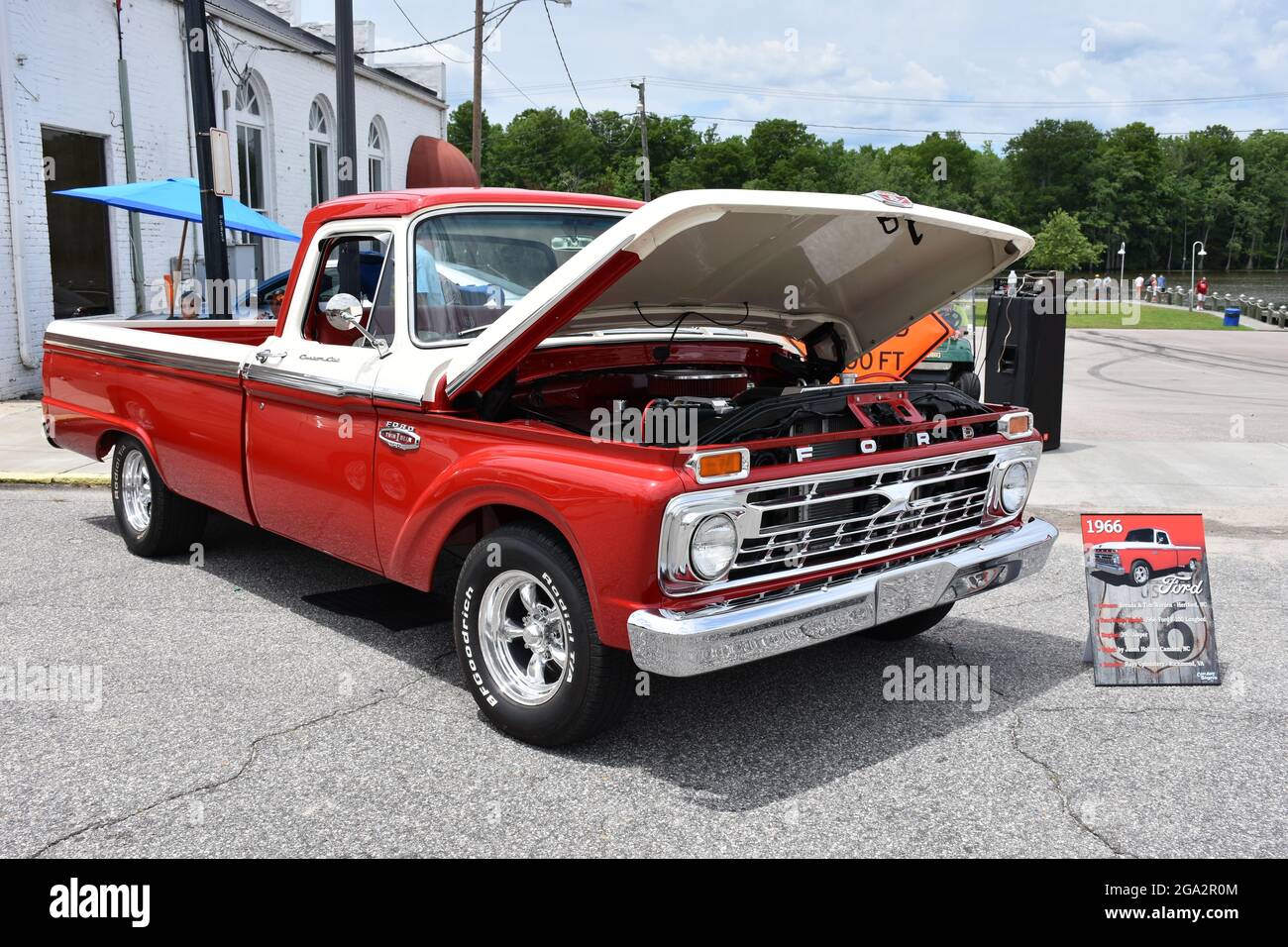 Un autocarro Ford Pickup 1966 F100 in esposizione ad una mostra di auto. Foto Stock