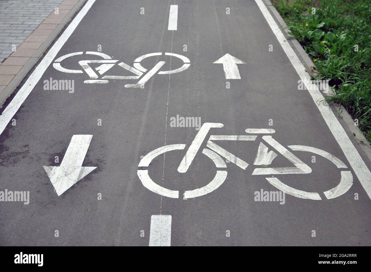 Pista ciclabile con segnaletica stradale. Infrastrutture di trasporto urbano. Foto Stock