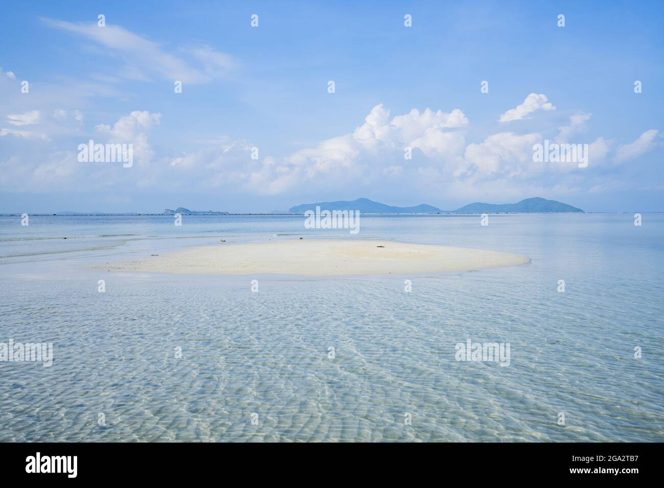 Spiaggia di sabbia bianca laguna sulla costa dell'isola di Ko Samui nel Golfo della Thailandia; Ko Samui, Surat Thani, Thailandia Foto Stock