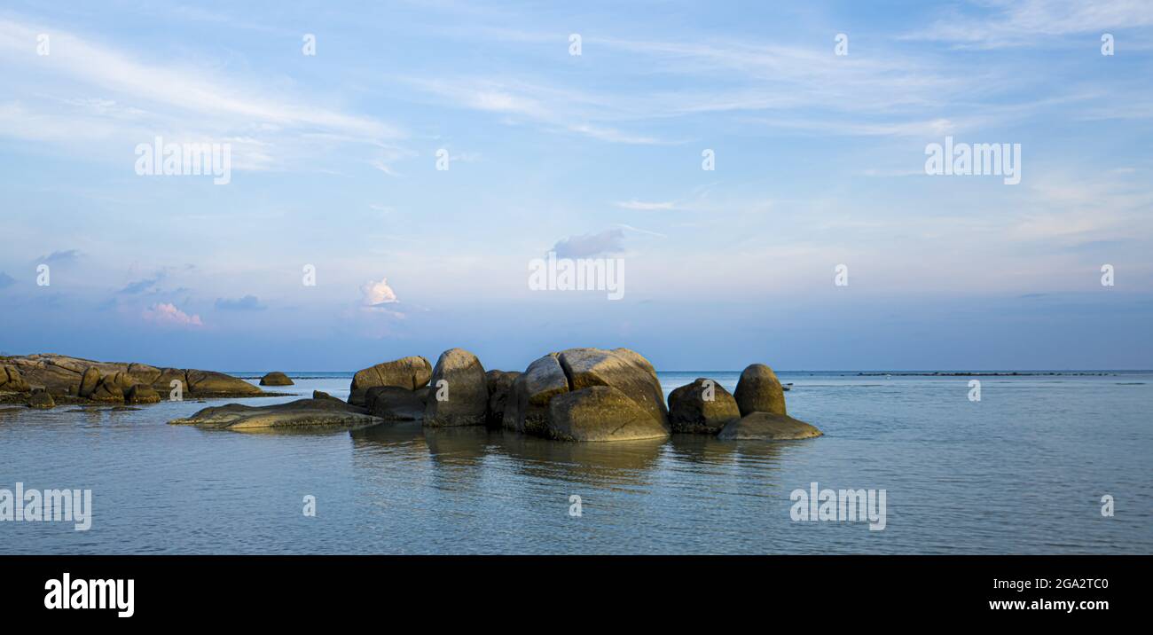 Alba sopra una laguna con formazioni rocciose lungo la riva della calma, acque sulla costa dell'isola di Ko Samui nel Golfo della Thailandia Foto Stock