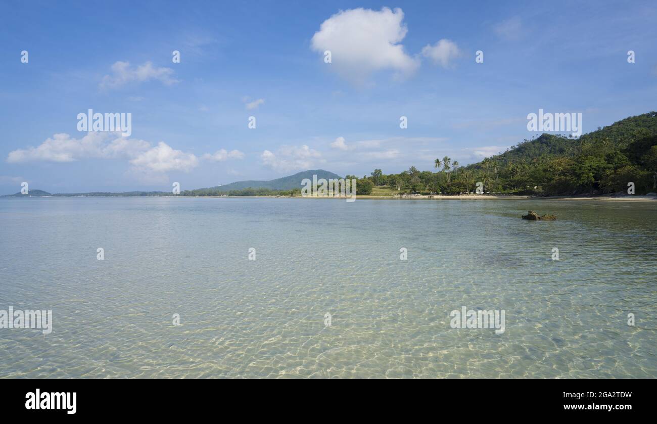 Spiaggia di sabbia bianca laguna sulla costa dell'isola di Ko Samui nel Golfo della Thailandia, Thailandia Foto Stock