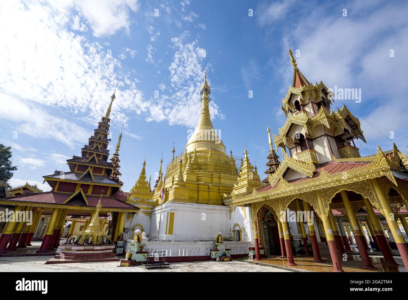 Monastero e pagode sull'isola di Shwe Paw lungo il fiume Ayeyarwady (Irrawaddy); Shwegu, Kachin, Myanmar (Birmania) Foto Stock