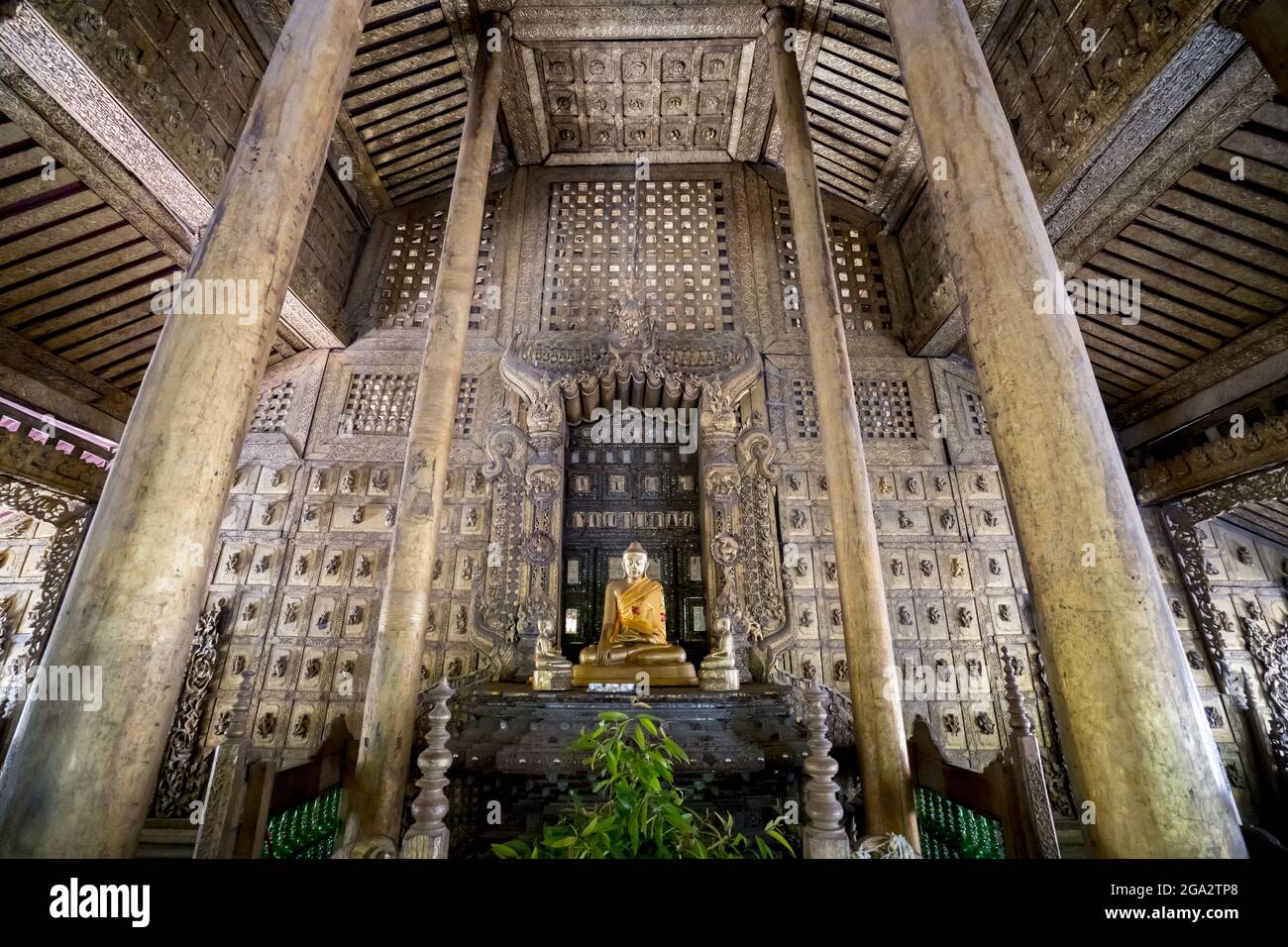 Shwe Nandaw Kyaung Monastero con Buddha dorato circondato da ornamentali interni in legno intagliato, la restante struttura del re originale Mindon's ... Foto Stock