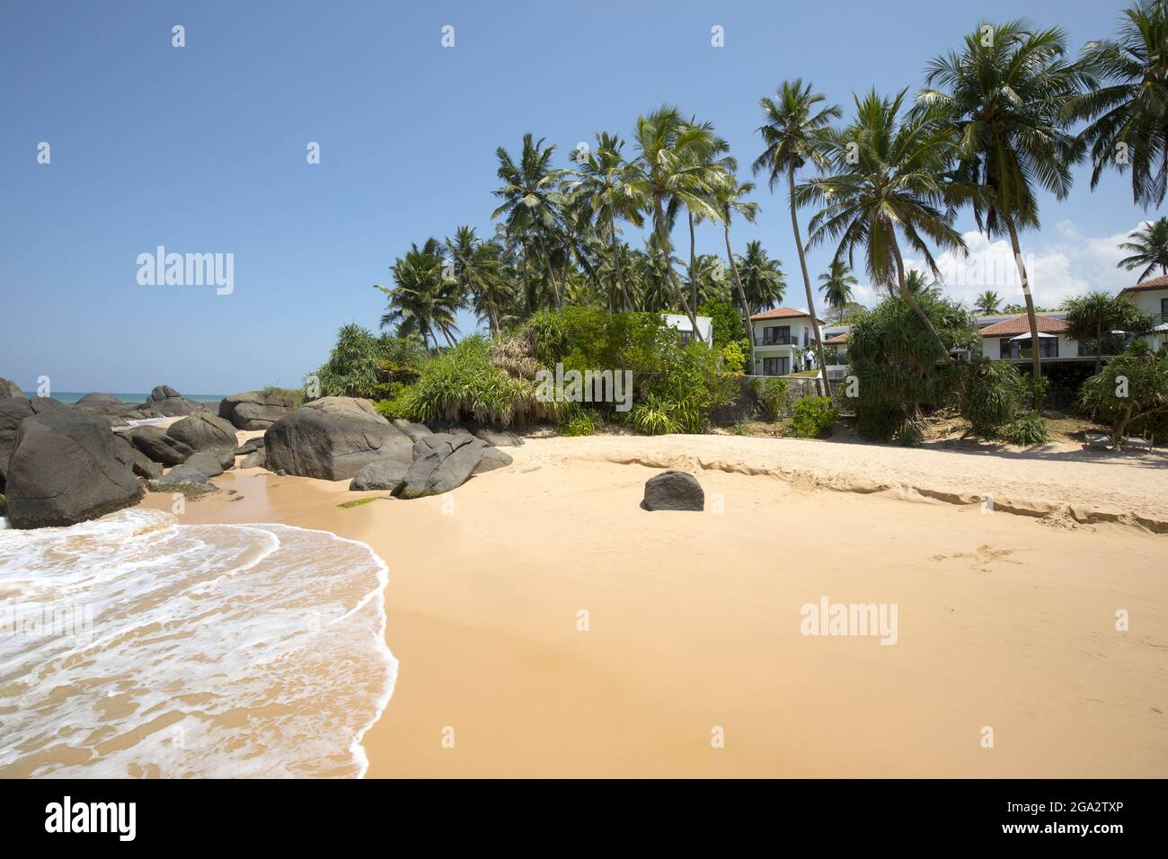 Spiaggia fronte oceano a Kuma Beach, Teardrop Boutique Hotel vicino Balapitiya lungo l'Oceano Indiano; Balapitiya, Galle District, Sri Lanka Foto Stock
